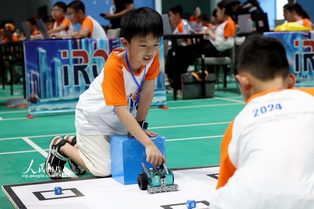 8月3日，在福州高新區(qū)的福耀科技大學(xué)（暫名）綜合場館，參賽選手正在參加智能碰碰車比賽。