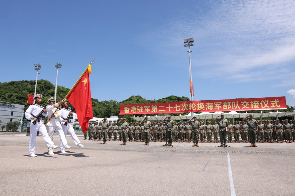 8月25日，中國人民解放軍駐香港部隊(duì)組織進(jìn)駐香港以來第27次建制單位輪換。新華社發(fā)（張鈞鴻 攝）