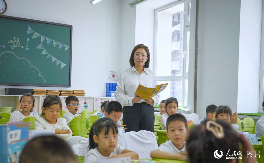 9月9日，黑龍江省哈爾濱市花園小學(xué)，語(yǔ)文老師正在給二年級(jí)小學(xué)生們上課。人民網(wǎng)記者 張哲鑫攝