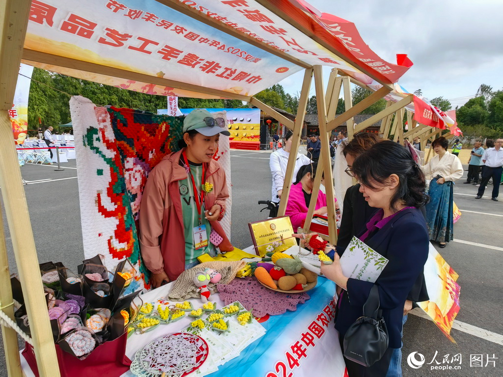 9月21日，武漢市豐收節(jié)慶祝會(huì)上舉辦豐收市集，本地優(yōu)質(zhì)農(nóng)企紛紛帶來自己的拳頭產(chǎn)品。人民網(wǎng)記者 郭婷婷攝