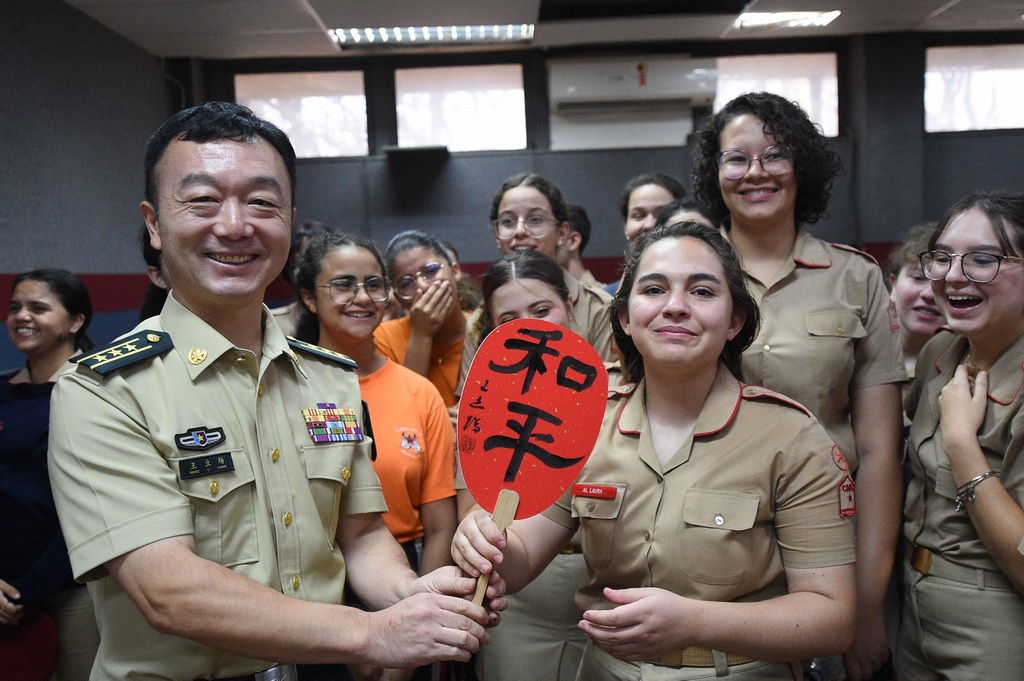 9月23日，在巴西首都巴西利亞高等防務(wù)學(xué)院舉行的“中國日”活動(dòng)上，書畫創(chuàng)作員與嘉賓現(xiàn)場交流并展示中國書法。新華社發(fā)（盧西奧·塔沃拉 攝）