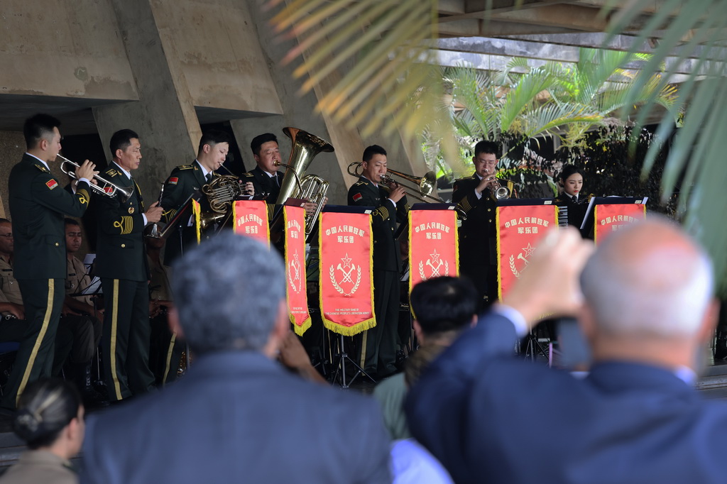 9月23日，在巴西首都巴西利亞高等防務學院舉行的“中國日”活動上，中國人民解放軍國際傳播代表團的軍樂分隊與巴總統(tǒng)衛(wèi)隊軍樂團舉行聯(lián)合演出。新華社記者 琚振華 攝