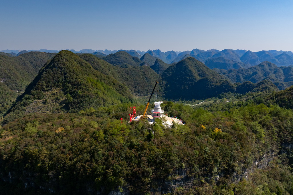 9月25日，首臺核心陣試驗樣機在吊裝中（無人機照片）。新華社記者 劉續(xù) 攝