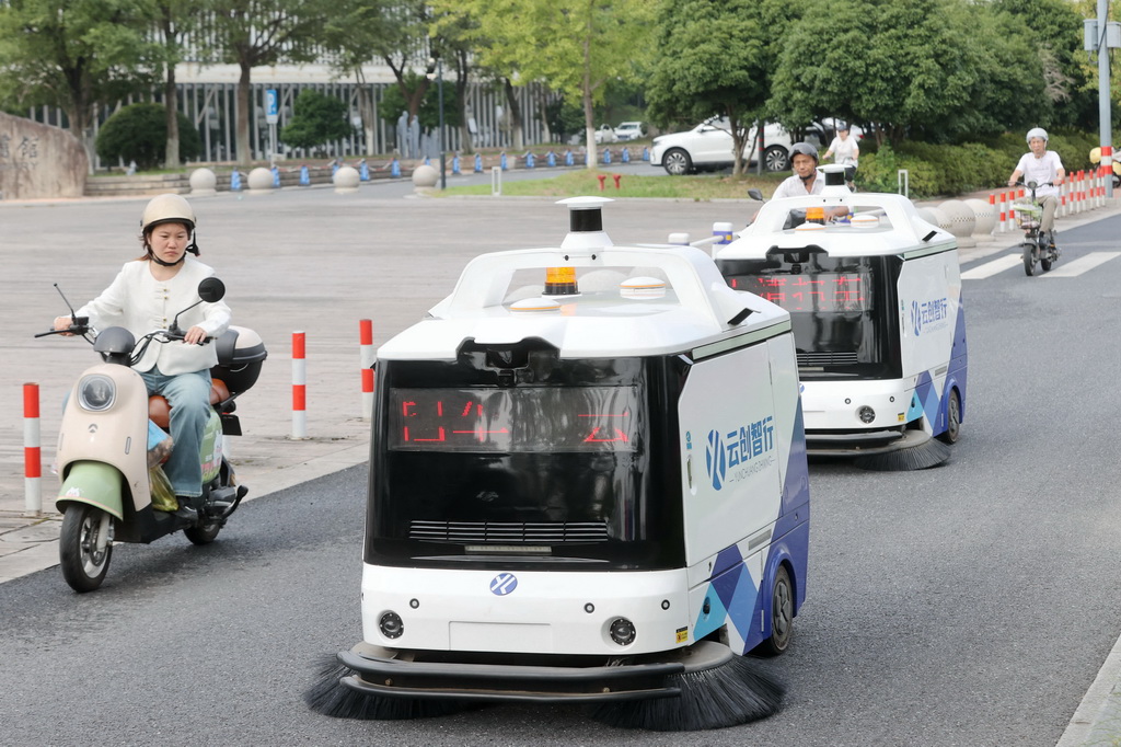 9月25日，兩輛無人駕駛清掃車在浙江省湖州市德清縣武康街道道路上作業(yè)。