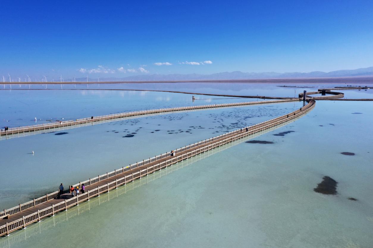 海西州茶卡鹽湖天空壹號景區(qū)，鹽湖倒映著天空與山巒。陳斌攝