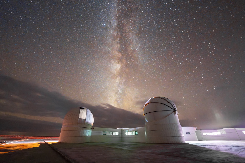 在青海省海西州茫崖市冷湖鎮(zhèn)，星空下的冷湖實驗室仰望星河。陳柏全攝