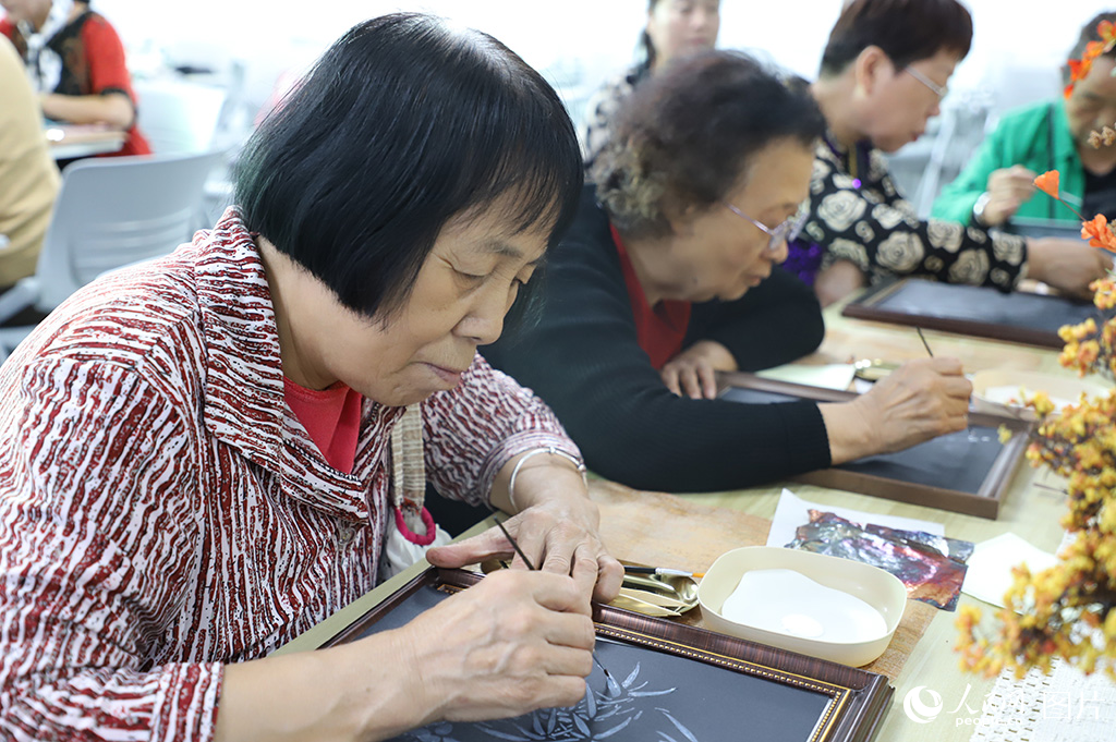 10月9日下午，陜西省西安市新城區(qū)自強(qiáng)路街道開(kāi)展重陽(yáng)節(jié)活動(dòng)，老人們正在體驗(yàn)制作非遺燒箔畫(huà)。人民網(wǎng)記者 李志強(qiáng)攝