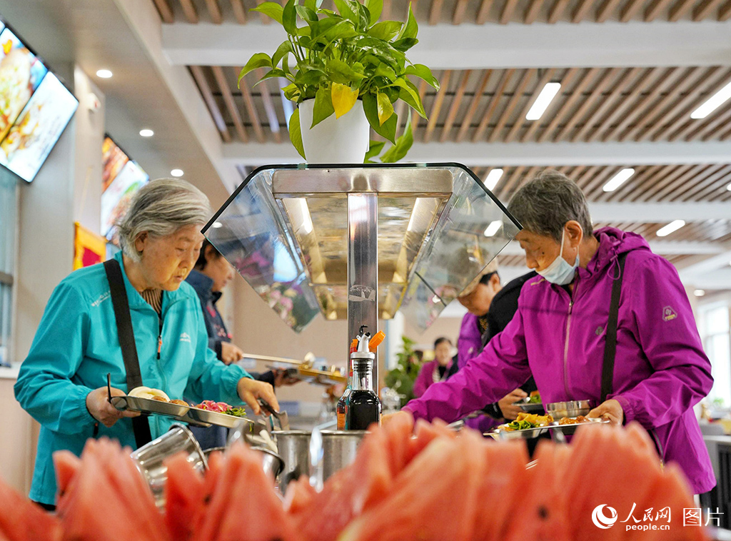 10月10日，吉林省長(zhǎng)春市飛躍街道老年食堂到了“開飯時(shí)間”。人民網(wǎng)記者 李洋攝