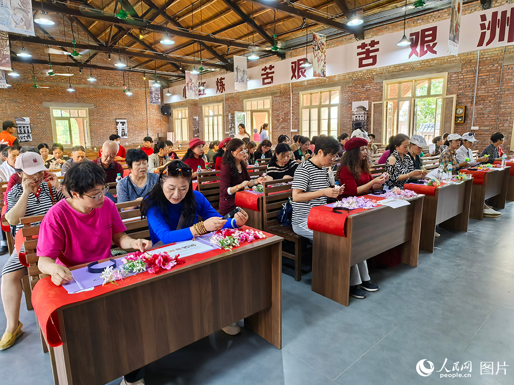 10月10日，江西省南昌市婦聯(lián)、市婦女兒童活動中心舉辦了“銀發(fā)同心，和美萬家”重陽主題活動，200余名老年朋友歡聚一堂，在美好氛圍中共迎重陽佳節(jié)。人民網(wǎng)記者 時雨攝