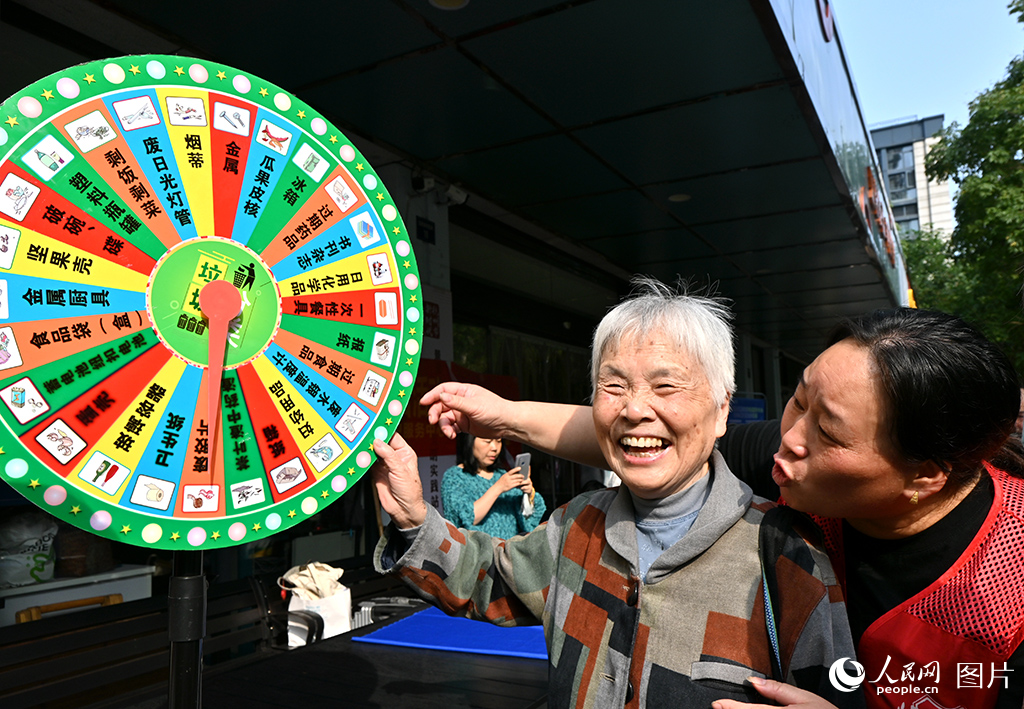 10月10日，在浙江省杭州市上城區(qū)景藍社區(qū)組織的敬老活動中，老人答對垃圾分類轉(zhuǎn)盤題目后笑不攏嘴。人民網(wǎng)記者 張麗瑋攝