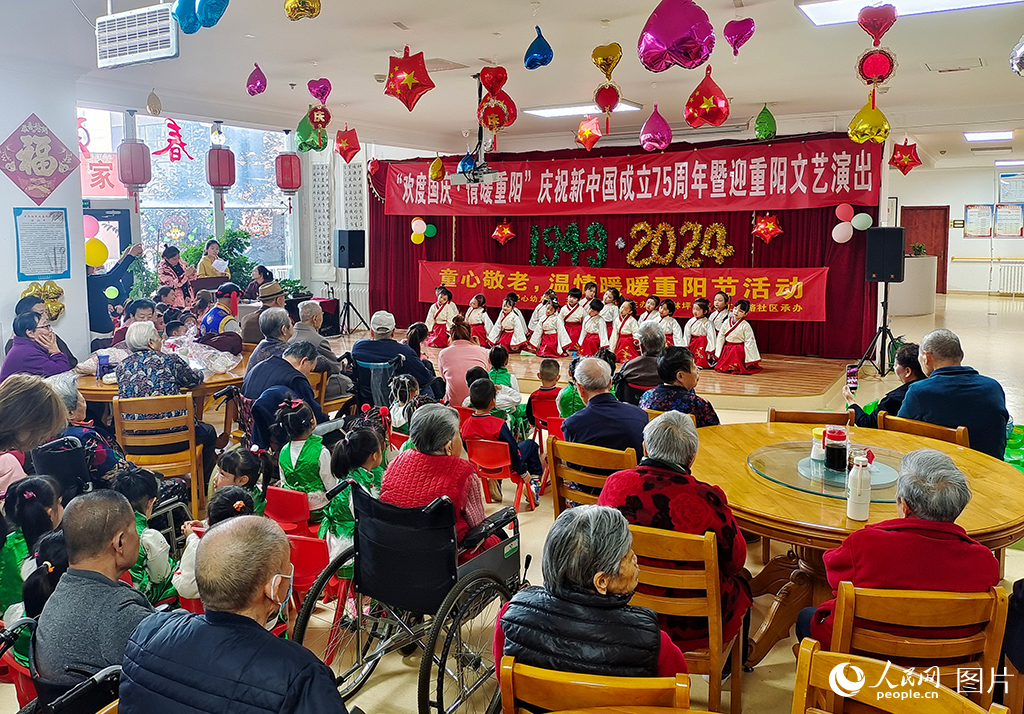 10月10日上午，甘肅省蘭州市五星花園幼兒園的小朋友們?yōu)樘m州靜和老年公寓的老人們表演節(jié)目，送上重陽節(jié)祝福。人民網(wǎng)記者 米媛攝