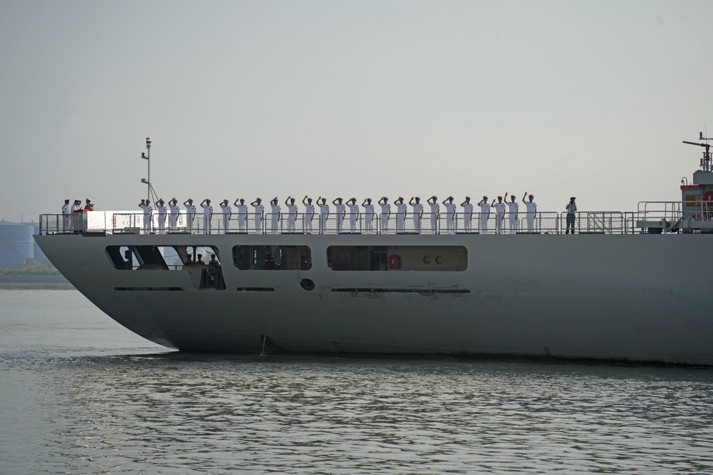 10月12日，中國海軍戚繼光艦抵達孟加拉國吉大港。新華社發(fā)