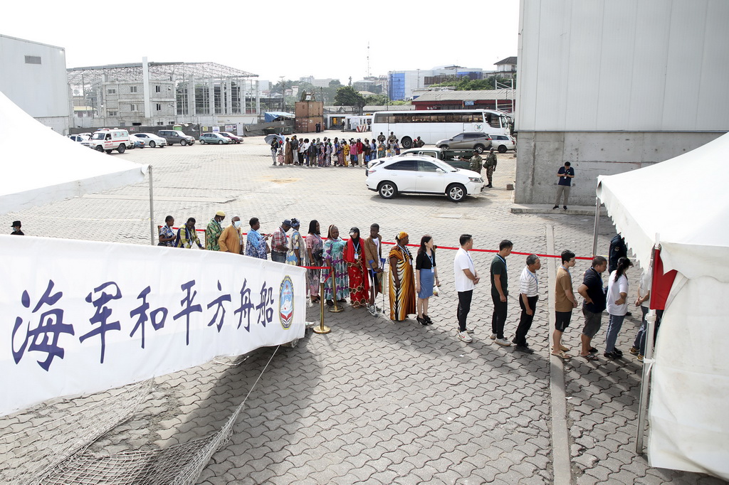 10月10日，中國(guó)海軍“和平方舟”號(hào)醫(yī)院船在喀麥隆開(kāi)展活動(dòng)，當(dāng)?shù)孛癖娕抨?duì)就診。