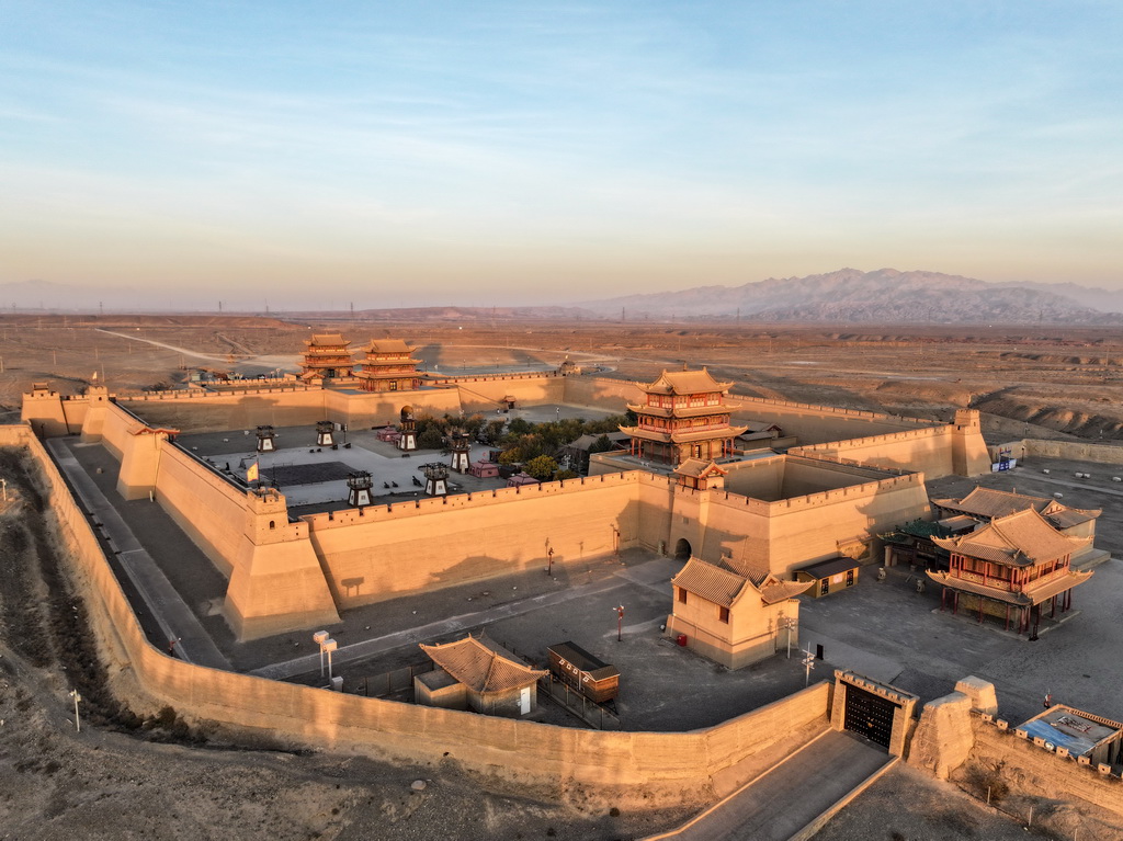 10月17日清晨，朝陽照耀在嘉峪關(guān)關(guān)城（無人機(jī)照片）。