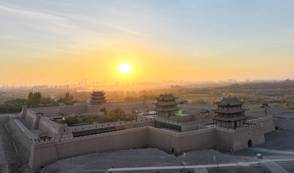 10月17日清晨，朝陽照耀在嘉峪關(guān)關(guān)城（無人機照片）。