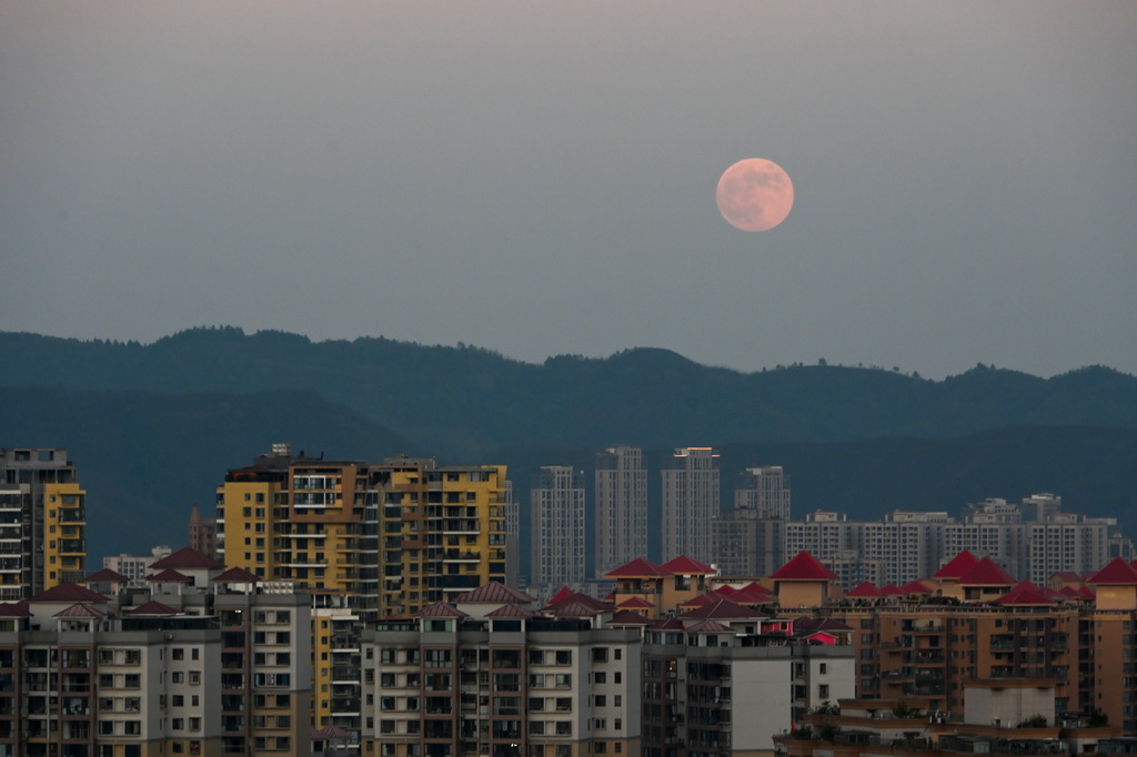 10月17日在貴州省畢節(jié)市七星關(guān)區(qū)拍攝的“超級(jí)月亮”。新華社發(fā)（李華攝）