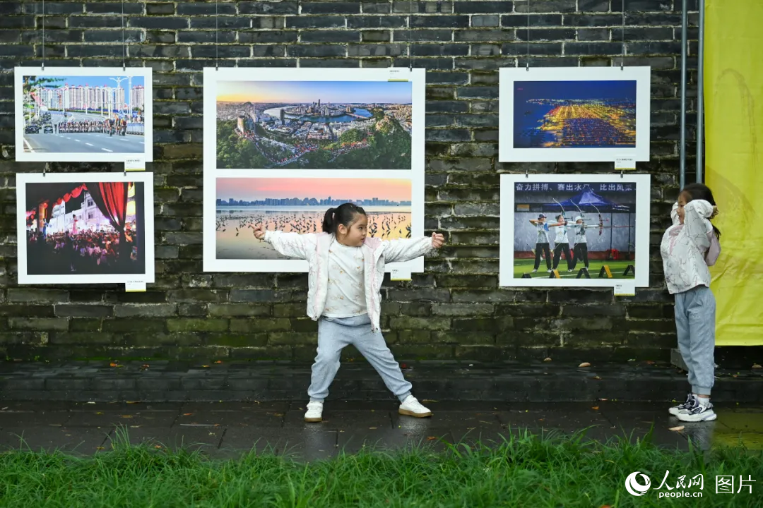 第十七屆中國西南攝影聯(lián)展觀展現(xiàn)場。中國攝影報(bào)社供圖