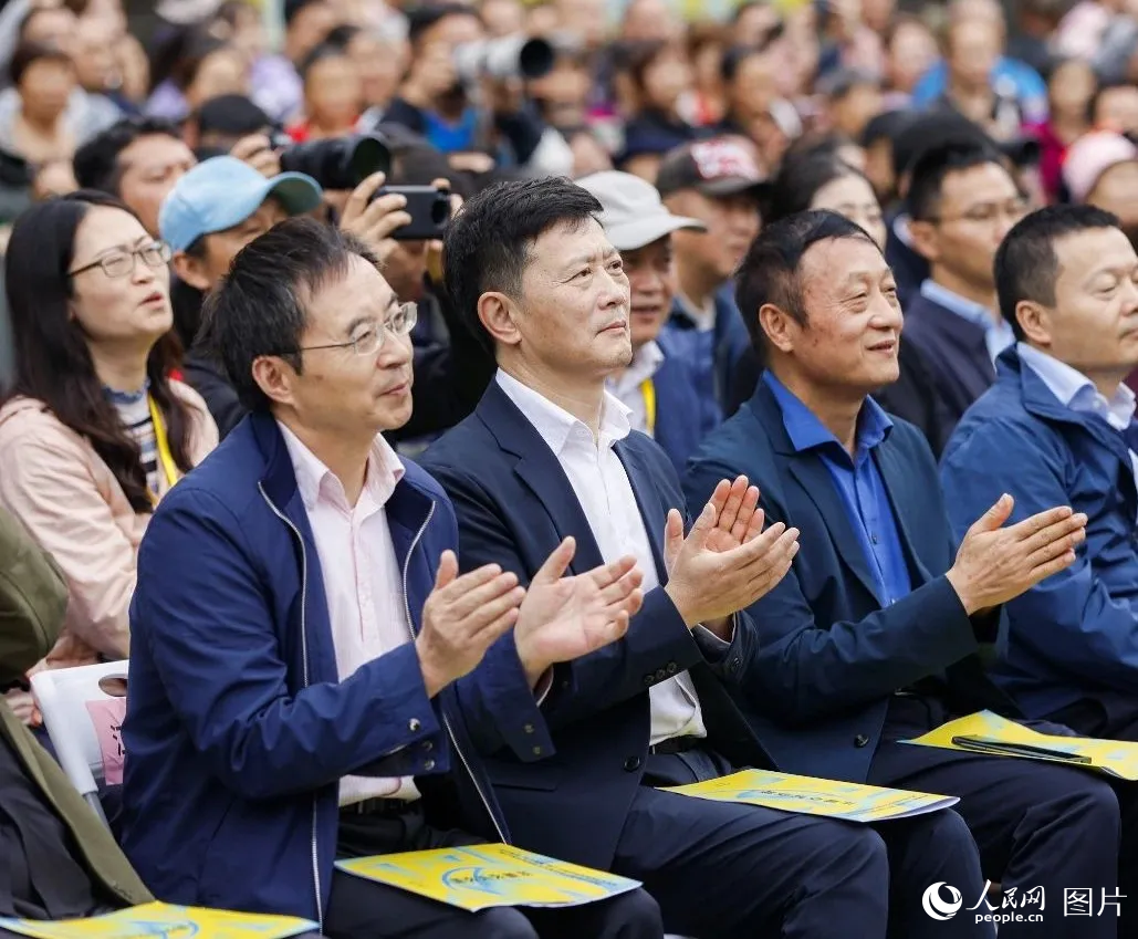 “城市精神·活力西南”第十七屆中國西南攝影聯(lián)展暨第29屆全國攝影藝術(shù)展覽精品展（四川巡展）開幕現(xiàn)場。中國攝影報(bào)社供圖