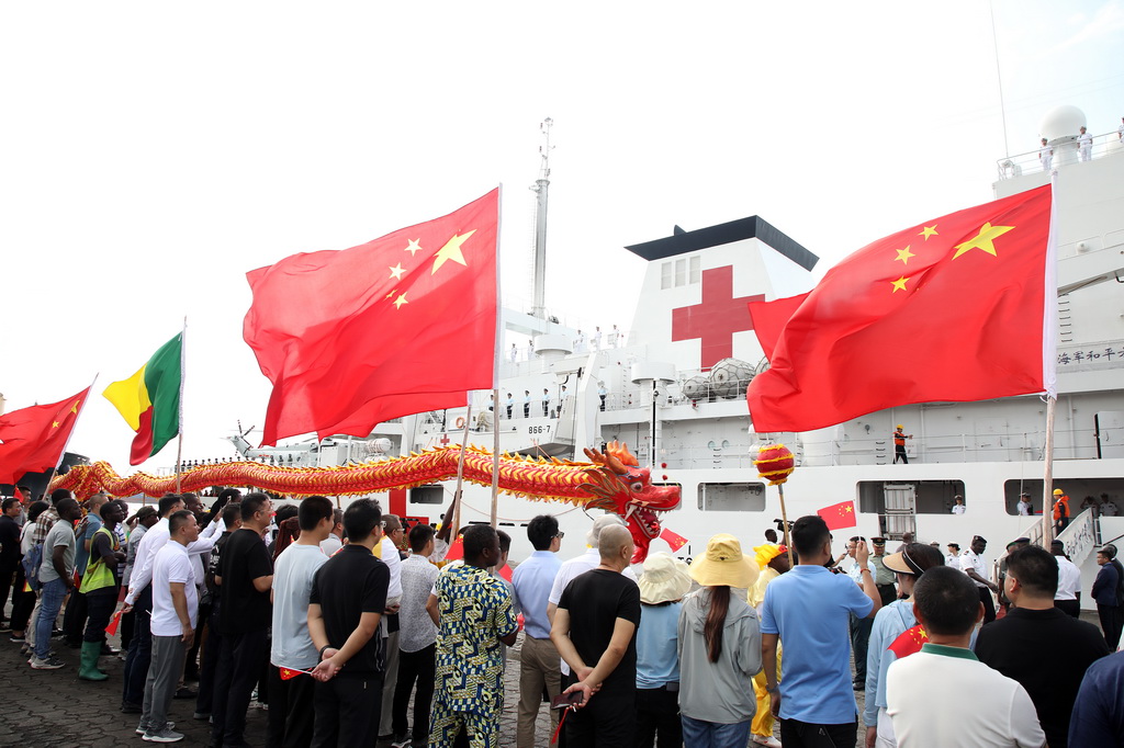 10月24日，中國海軍“和平方舟”號醫(yī)院船駛離貝寧科托努港碼頭。這是歡送儀式現(xiàn)場。新華社發(fā)（劉志磊攝）