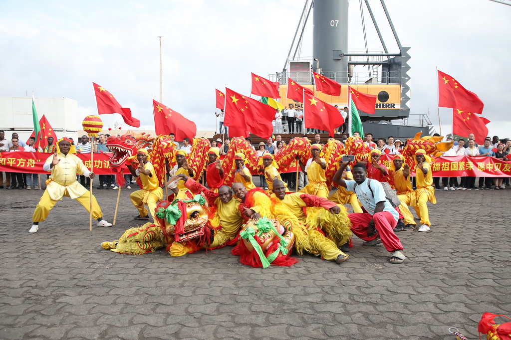 10月24日，中國海軍“和平方舟”號(hào)醫(yī)院船駛離貝寧科托努港碼頭。這是歡送儀式現(xiàn)場。新華社發(fā)（劉志磊攝）