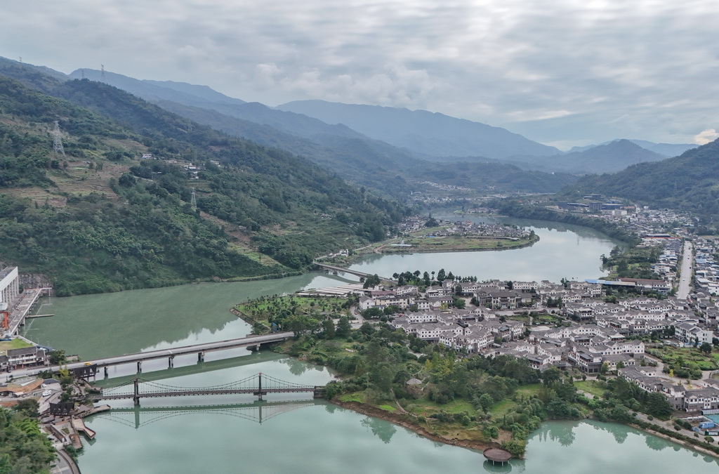 10月27日在四川省雅安市蘆山縣拍攝的川藏公路雅安段（無(wú)人機(jī)照片）。新華社記者 王曦 攝