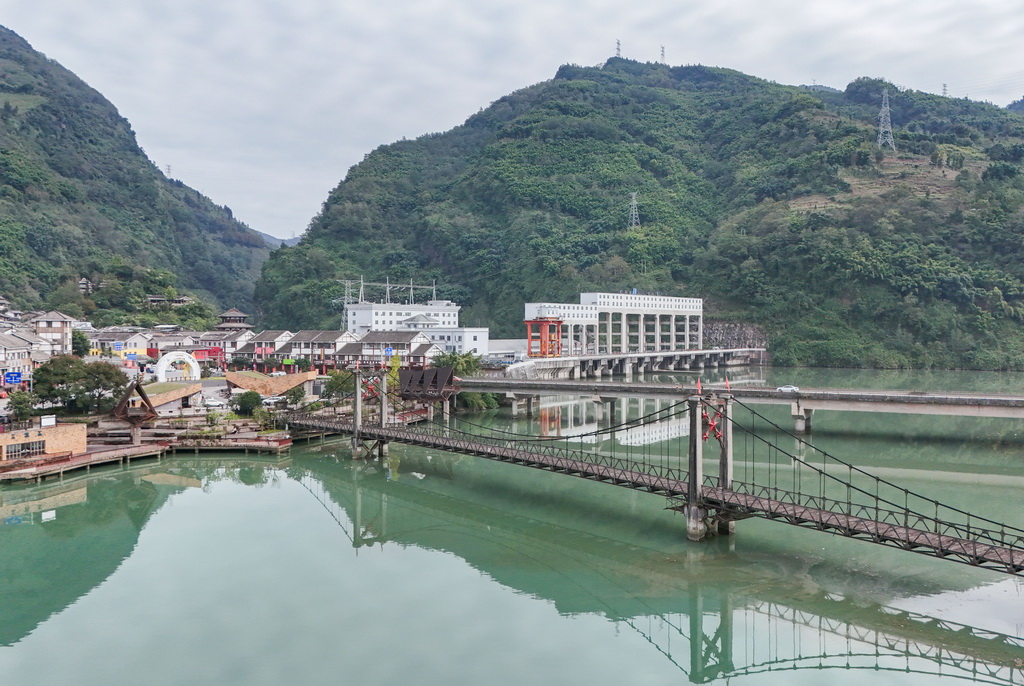 10月27日在四川省雅安市蘆山縣拍攝的川藏公路老飛仙關(guān)橋，遠(yuǎn)處是新飛仙關(guān)橋（無人機(jī)照片）。新華社記者 王曦 攝