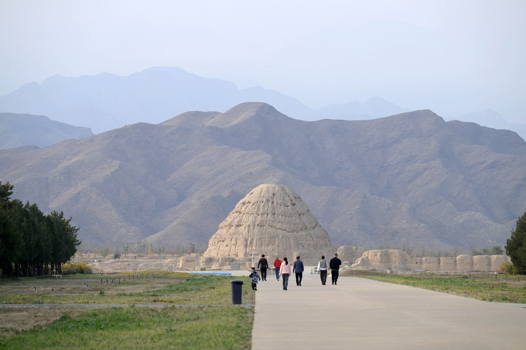 10月30日，游客在寧夏銀川西夏陵遺址區(qū)參觀。