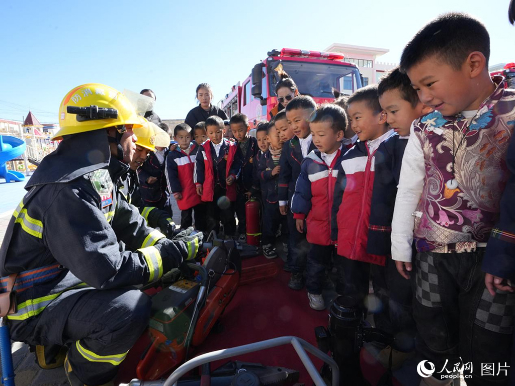 11月5日，西藏阿里地區(qū)“雪域藍(lán)盾·消防宣傳教育講師團(tuán)”走進(jìn)轄區(qū)幼兒園開(kāi)展消防安全培訓(xùn)暨應(yīng)急疏散逃生演練活動(dòng)。人民網(wǎng)記者 次仁羅布攝