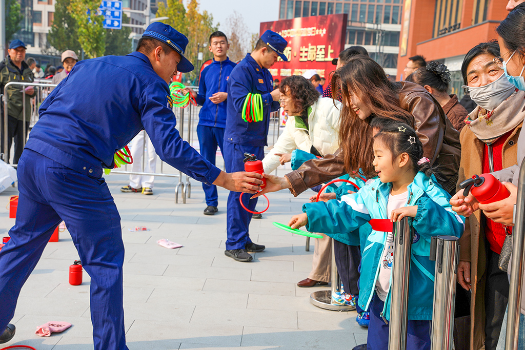 11月8日，雄安奧萊南廣場(chǎng)“百姓身邊的消防市集”答題套圈現(xiàn)場(chǎng)。 人民網(wǎng) 蘇春丹攝