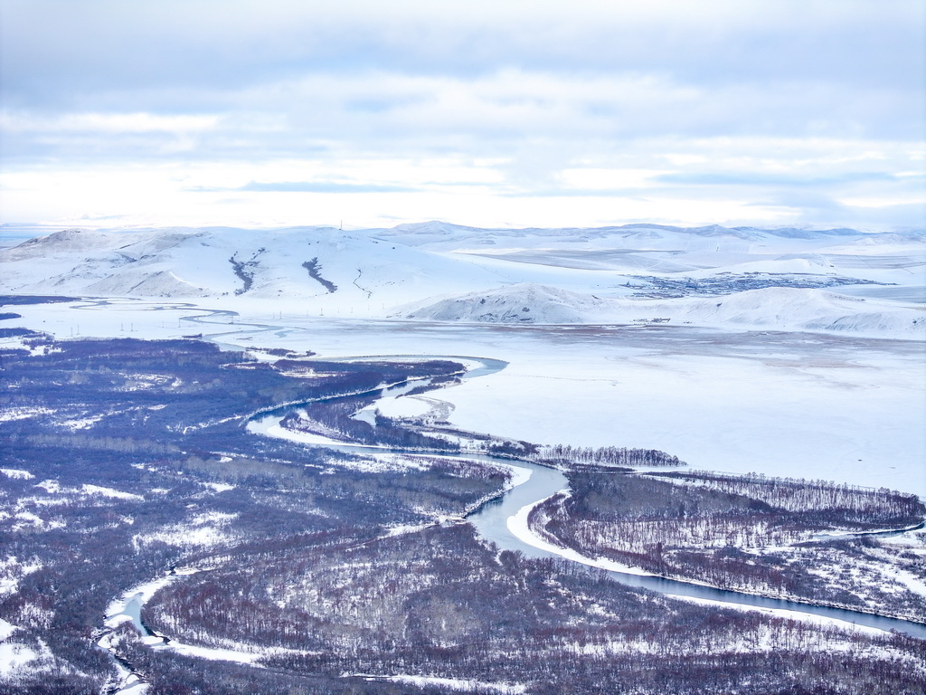 這是11月12日拍攝的額爾古納濕地雪景（無(wú)人機(jī)照片）。