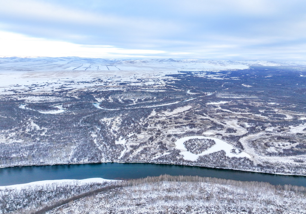 這是11月12日拍攝的額爾古納濕地雪景（無人機(jī)照片）。