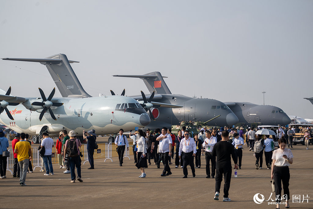 11月12日，在第十五屆中國(guó)國(guó)際航空航天博覽會(huì)，參觀者正在觀展。人民網(wǎng)記者 翁奇羽攝