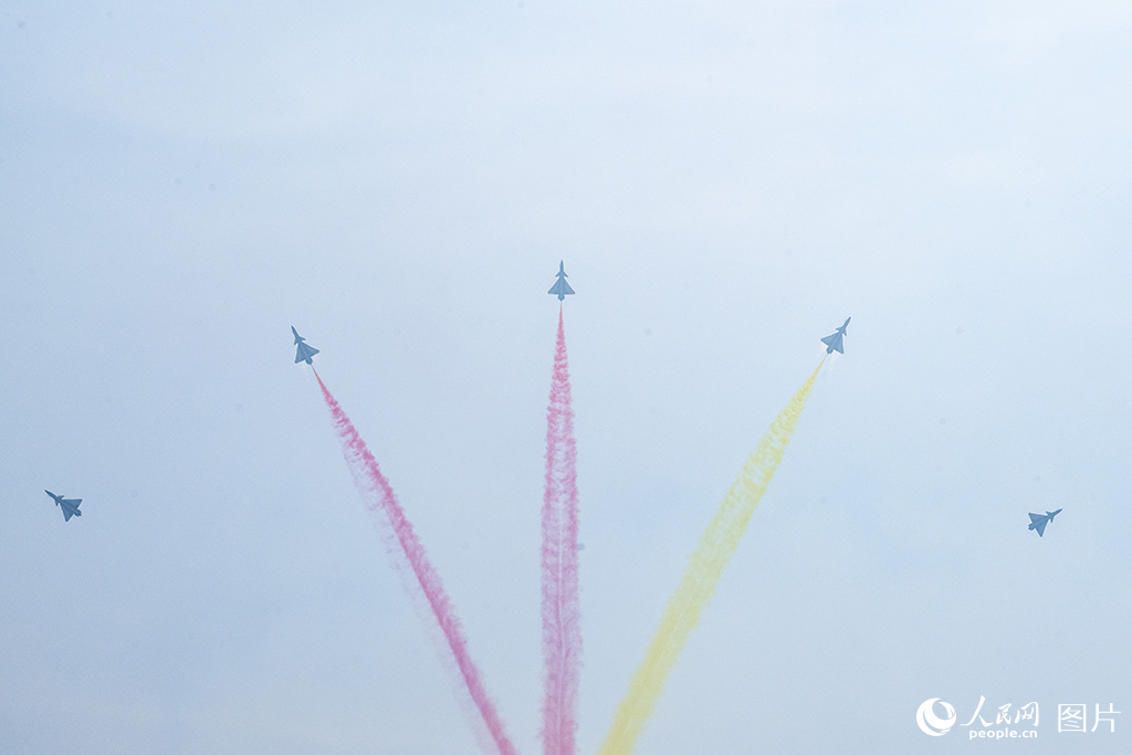 11月12日，在第十五屆中國國際航空航天博覽會(huì)，空軍八一飛行表演隊(duì)正在進(jìn)行飛行表演。人民網(wǎng)記者 翁奇羽攝