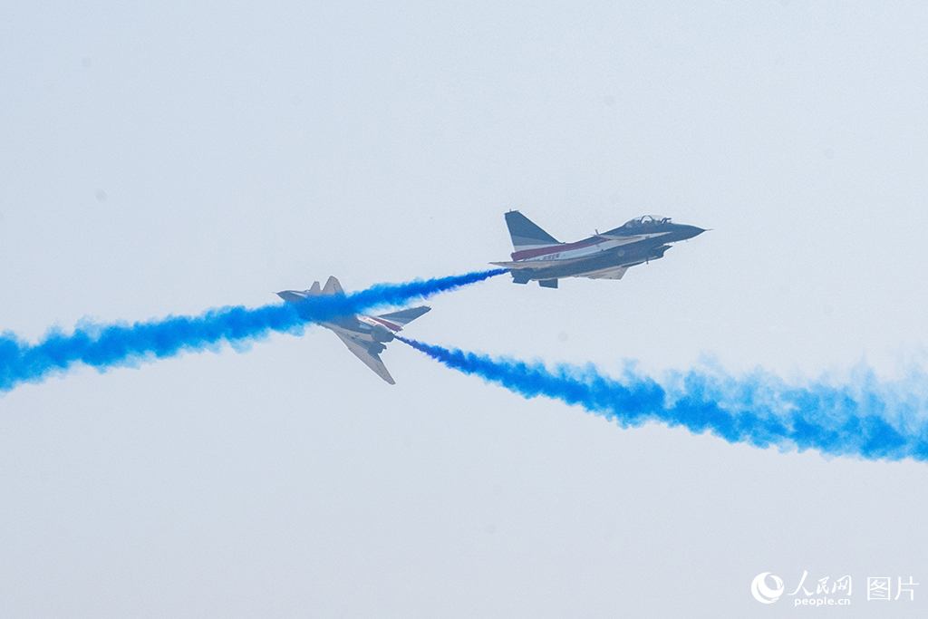 11月12日，在第十五屆中國國際航空航天博覽會(huì)，空軍八一飛行表演隊(duì)正在進(jìn)行飛行表演。人民網(wǎng)記者 翁奇羽攝