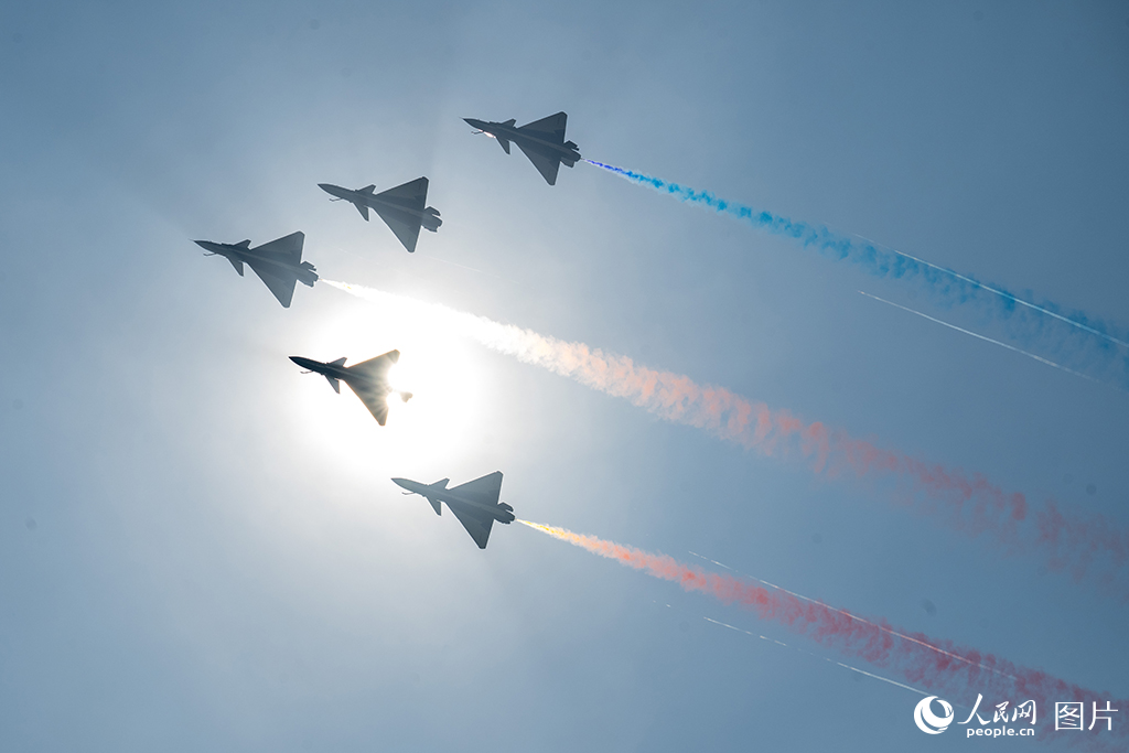 11月12日，在第十五屆中國(guó)國(guó)際航空航天博覽會(huì)，空軍八一飛行表演隊(duì)正在進(jìn)行飛行表演。人民網(wǎng)記者 翁奇羽攝