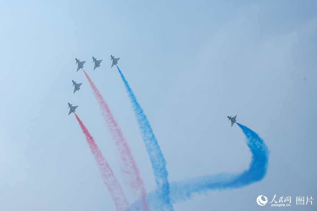 11月12日，在第十五屆中國國際航空航天博覽會，空軍八一飛行表演隊正在進行飛行表演。人民網記者 翁奇羽攝