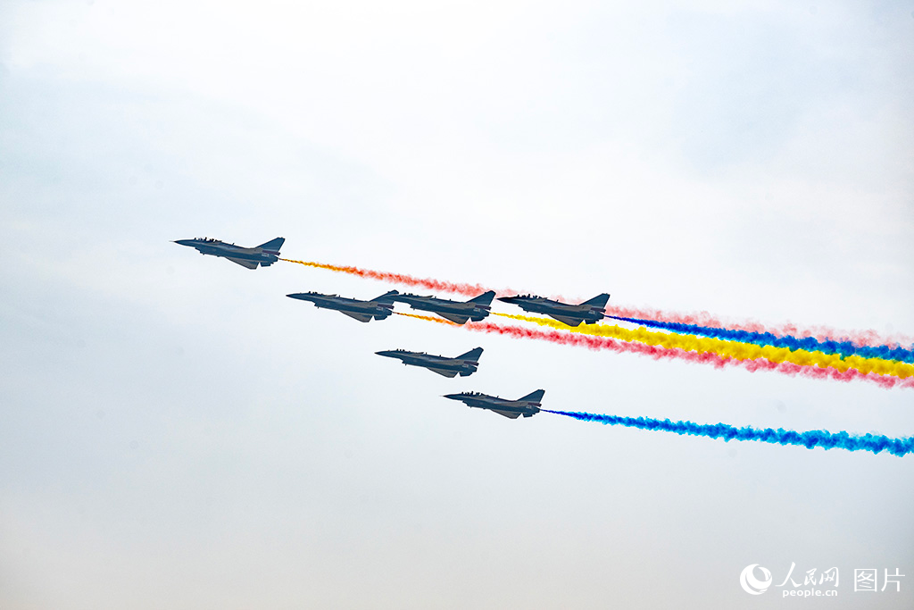 11月12日，在第十五屆中國國際航空航天博覽會，空軍八一飛行表演隊正在進行飛行表演。人民網(wǎng)記者 翁奇羽攝