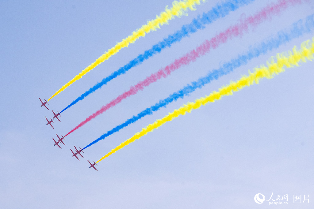 11月12日，在第十五屆中國國際航空航天博覽會(huì)，空軍航空大學(xué)“紅鷹”飛行表演隊(duì)正在進(jìn)行飛行表演。人民網(wǎng)記者 翁奇羽攝