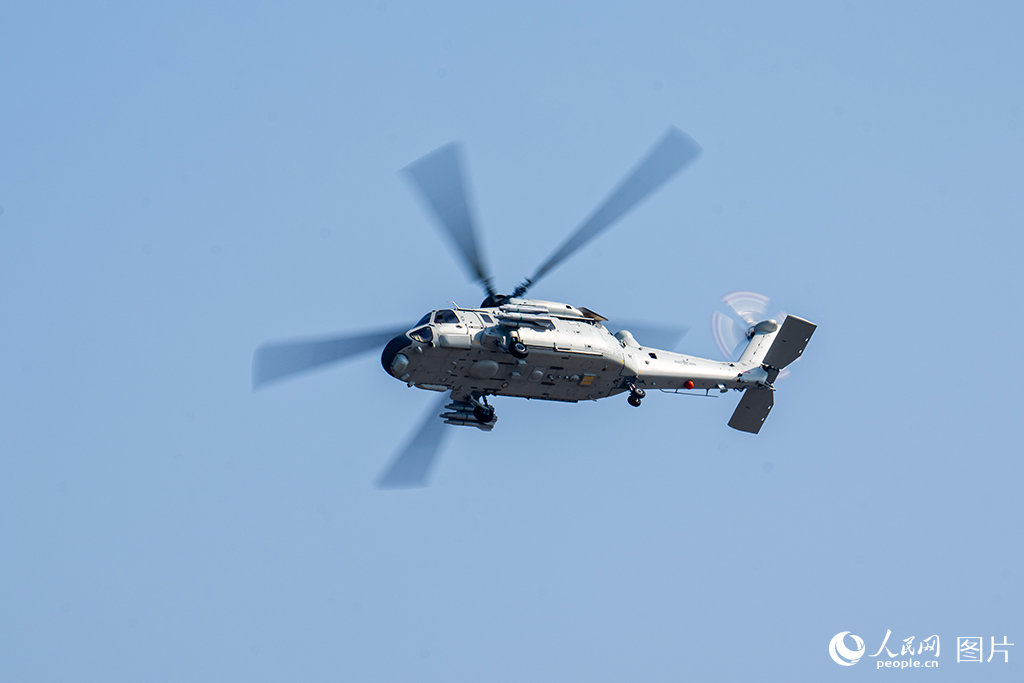 11月12日，在第十五屆中國(guó)國(guó)際航空航天博覽會(huì)，海軍直-20艦載型直升機(jī)正在進(jìn)行飛行展示。人民網(wǎng)記者 翁奇羽攝