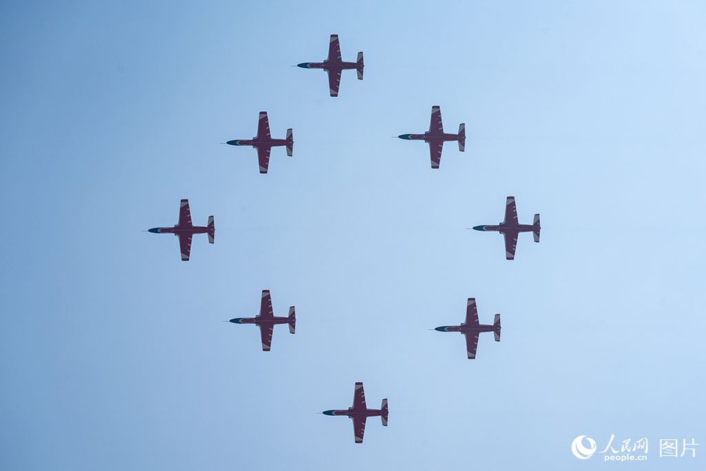 11月12日，在第十五屆中國(guó)國(guó)際航空航天博覽會(huì)，空軍“紅鷹”飛行表演隊(duì)正在進(jìn)行飛行表演。人民網(wǎng)記者 唐宋攝