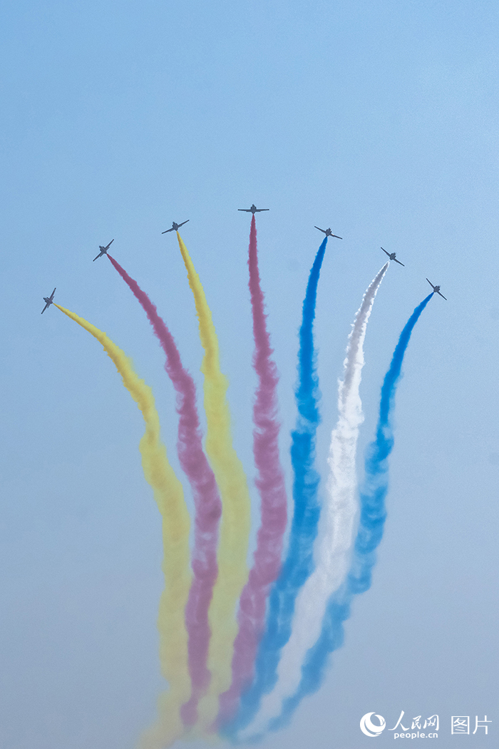 11月12日，在第十五屆中國國際航空航天博覽會，空軍“紅鷹”飛行表演隊正在進(jìn)行飛行表演。人民網(wǎng)記者 翁奇羽攝