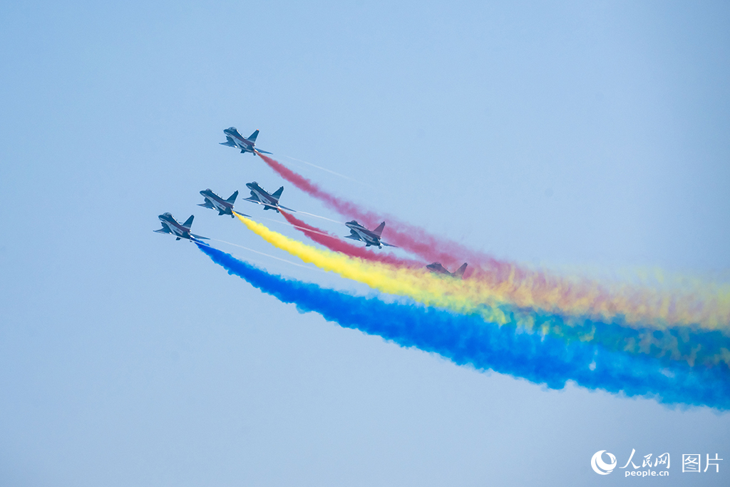 11月12日，在第十五屆中國(guó)國(guó)際航空航天博覽會(huì)，空軍八一飛行表演隊(duì)正在進(jìn)行飛行表演。人民網(wǎng)記者 翁奇羽攝