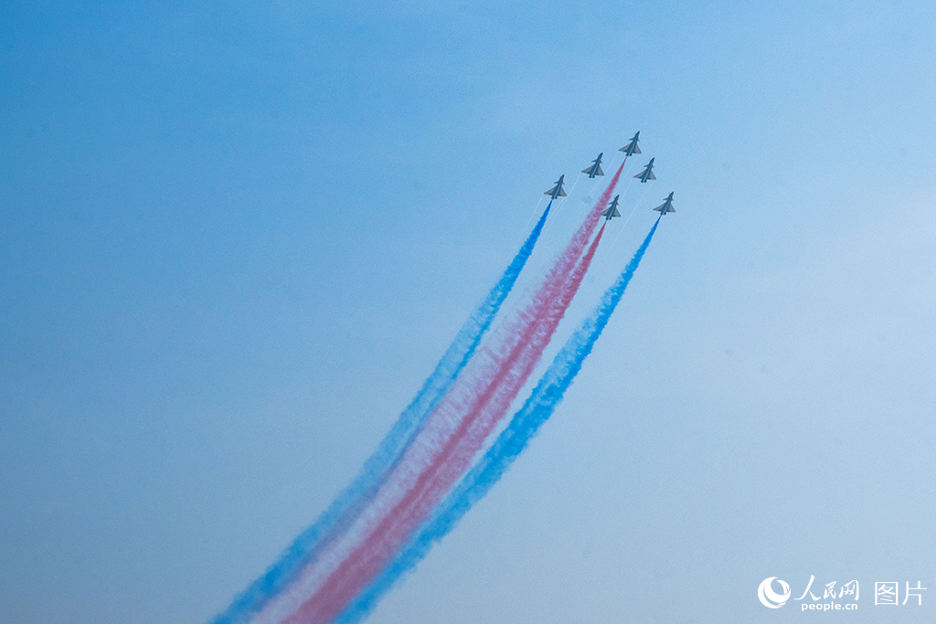 11月12日，在第十五屆中國國際航空航天博覽會，空軍八一飛行表演隊正在進行飛行表演。人民網(wǎng)記者 翁奇羽攝