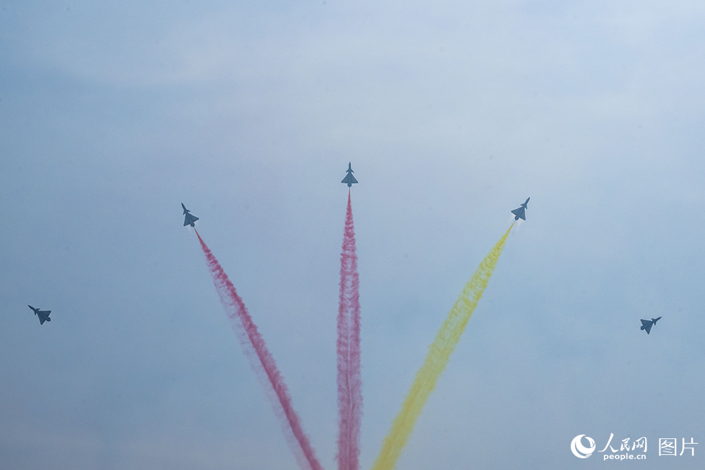 11月12日，在第十五屆中國國際航空航天博覽會，空軍八一飛行表演隊正在進行飛行表演。人民網(wǎng)記者 翁奇羽攝