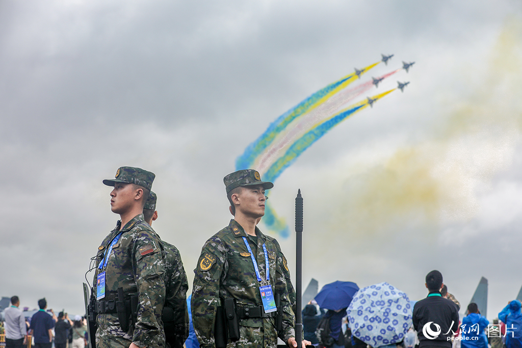 武警官兵在飛行表演現(xiàn)場進(jìn)行定點警戒。