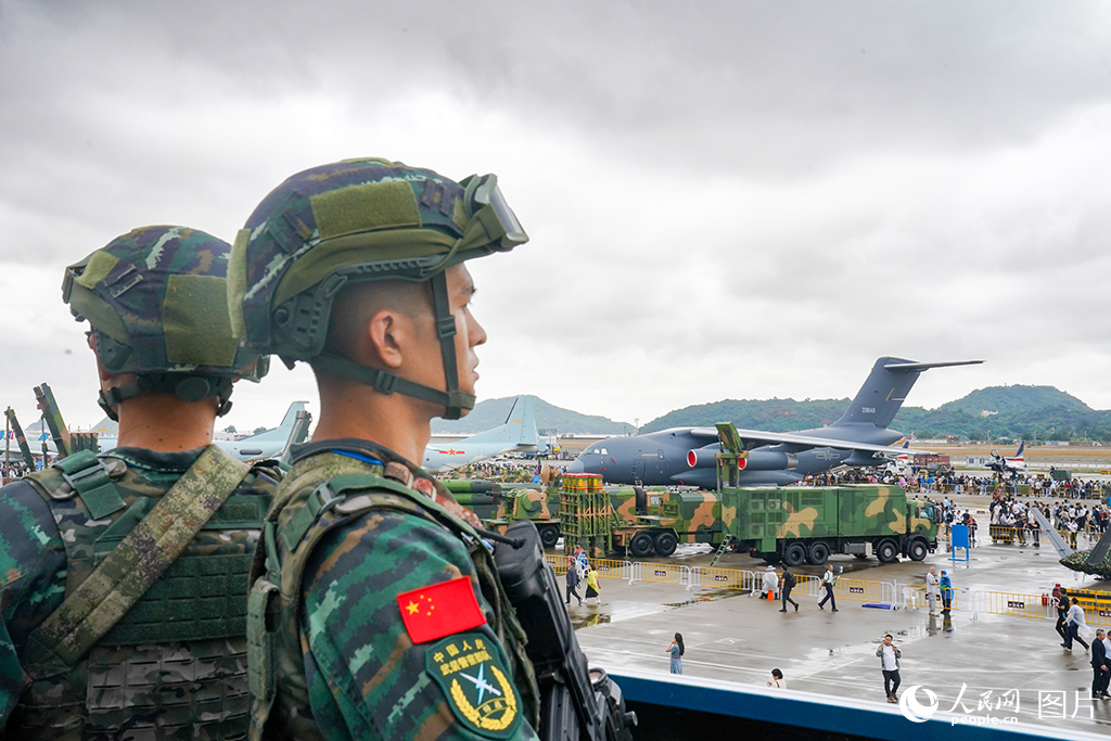 武警官兵在航展現(xiàn)場進行定點警戒。