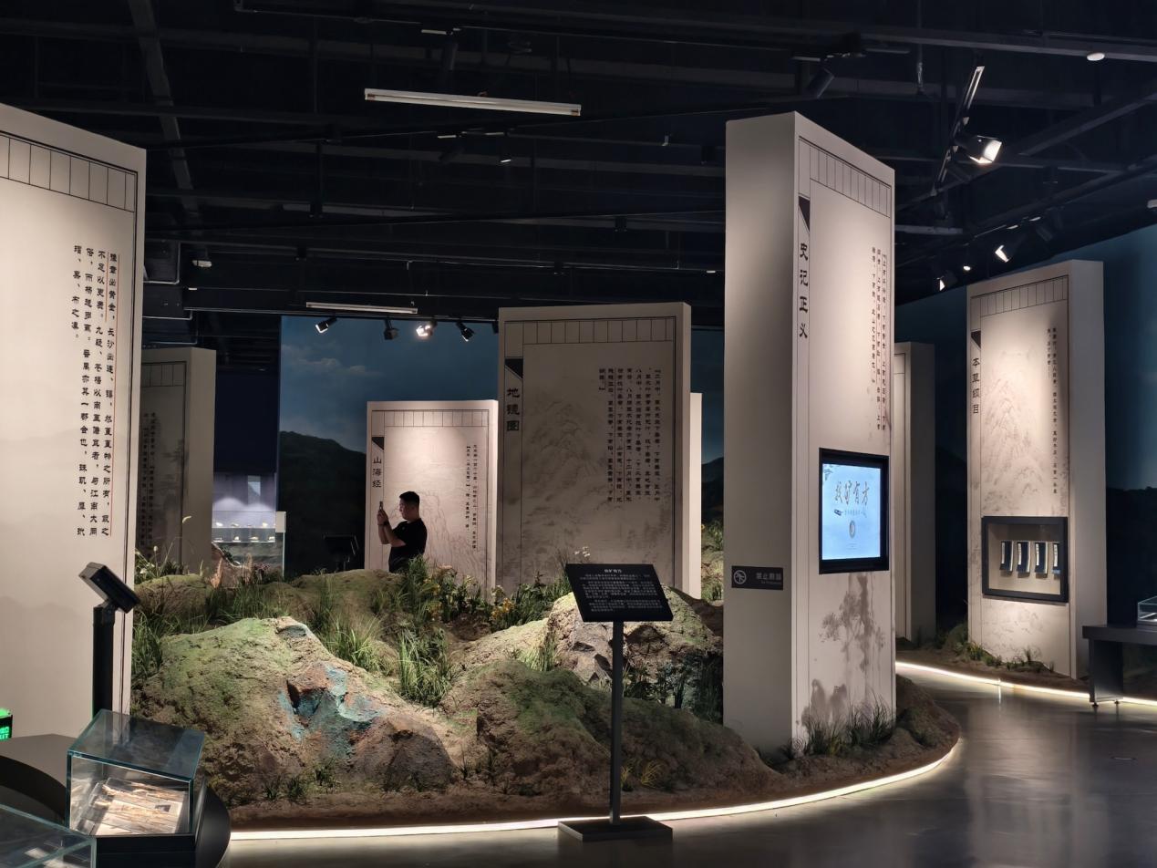 游客在銅綠山古銅礦遺址博物館新館中參觀。伊霄攝