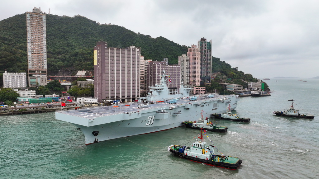 11月21日，海軍海南艦在香港招商局碼頭順利靠泊。新華社發(fā)（劉基 攝）