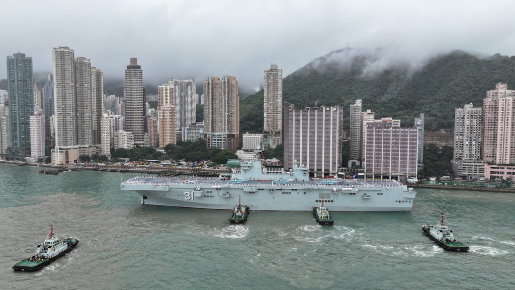 11月21日，海軍海南艦在香港招商局碼頭順利靠泊。新華社發(fā)（劉基 攝）