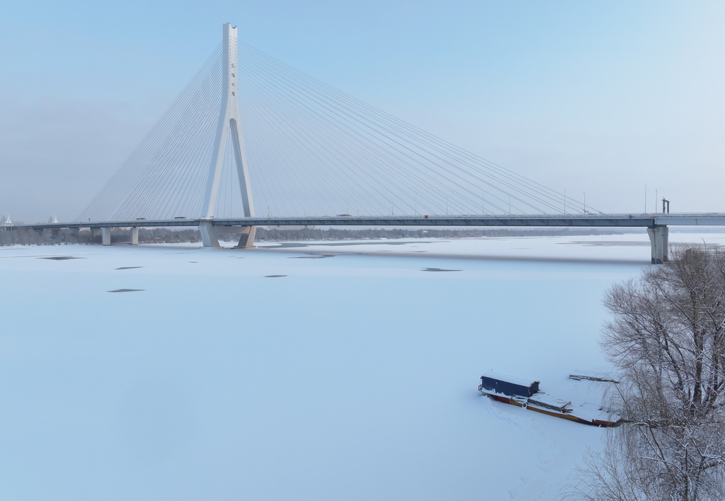 11月28日，哈爾濱市松浦大橋附近冰凍的松花江面已被白雪覆蓋（無人機照片）。